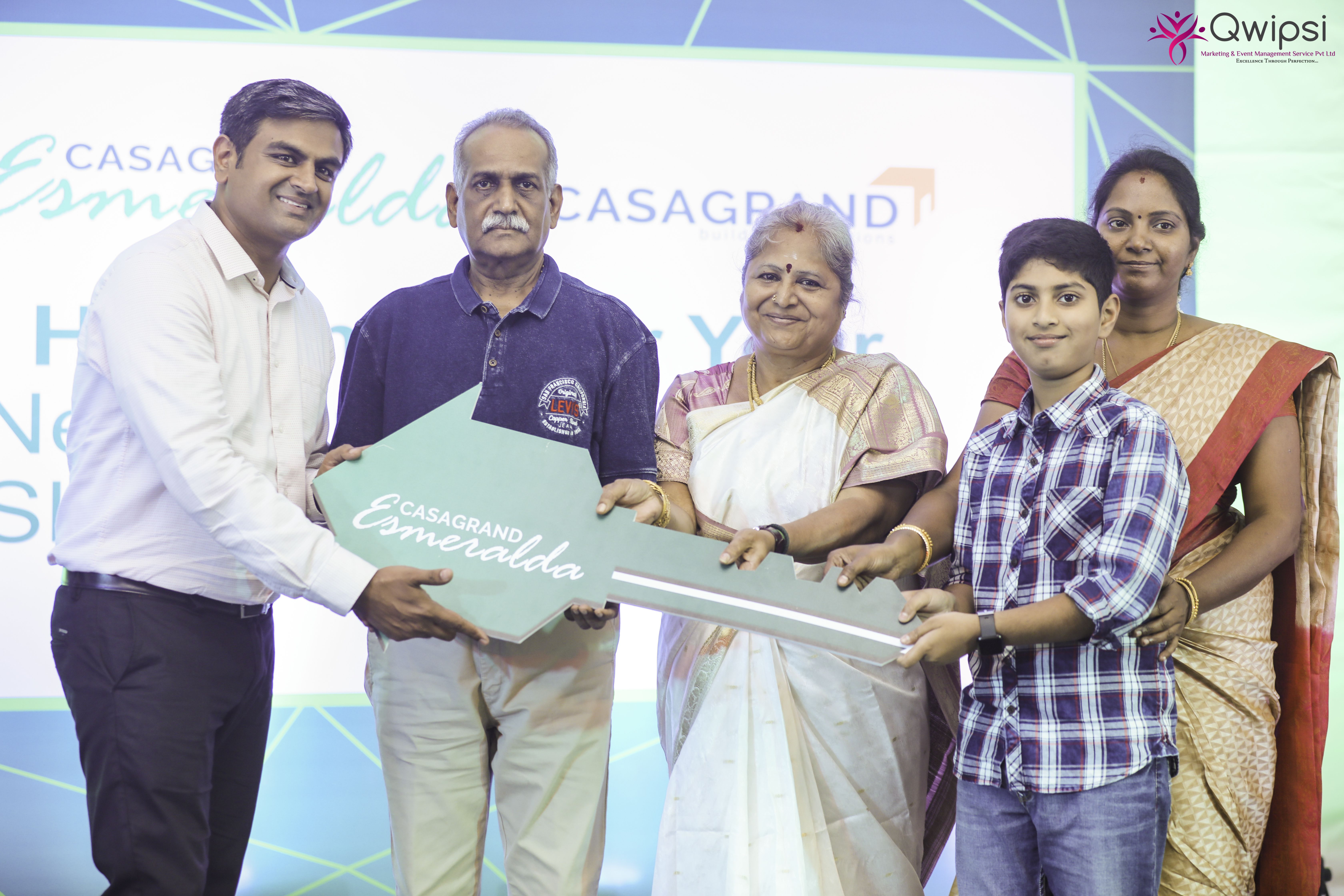 Sathish CG, Director of Bangalore Zone, Casagrand Builder Pvt. Ltd. handing over the key to the homebuyer at the event (2)